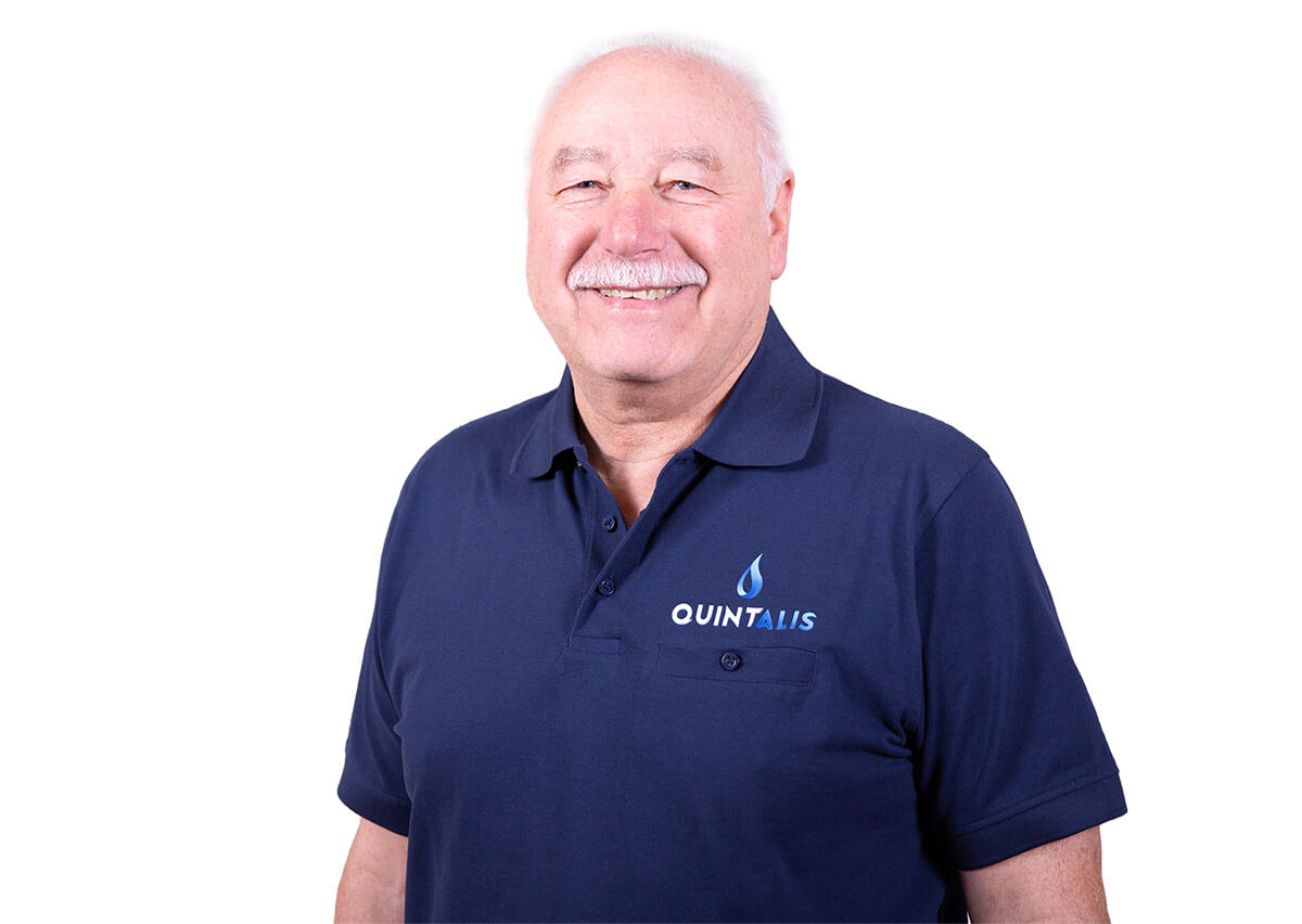 Josef Schwarzkopf, Erfinder von Quintalis, im blauen Polohemd